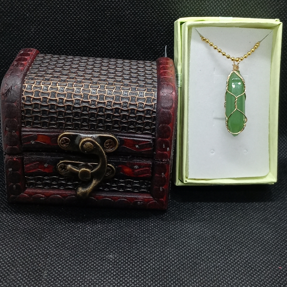 Green aventurine 18k gold healing crystal pendant and chest